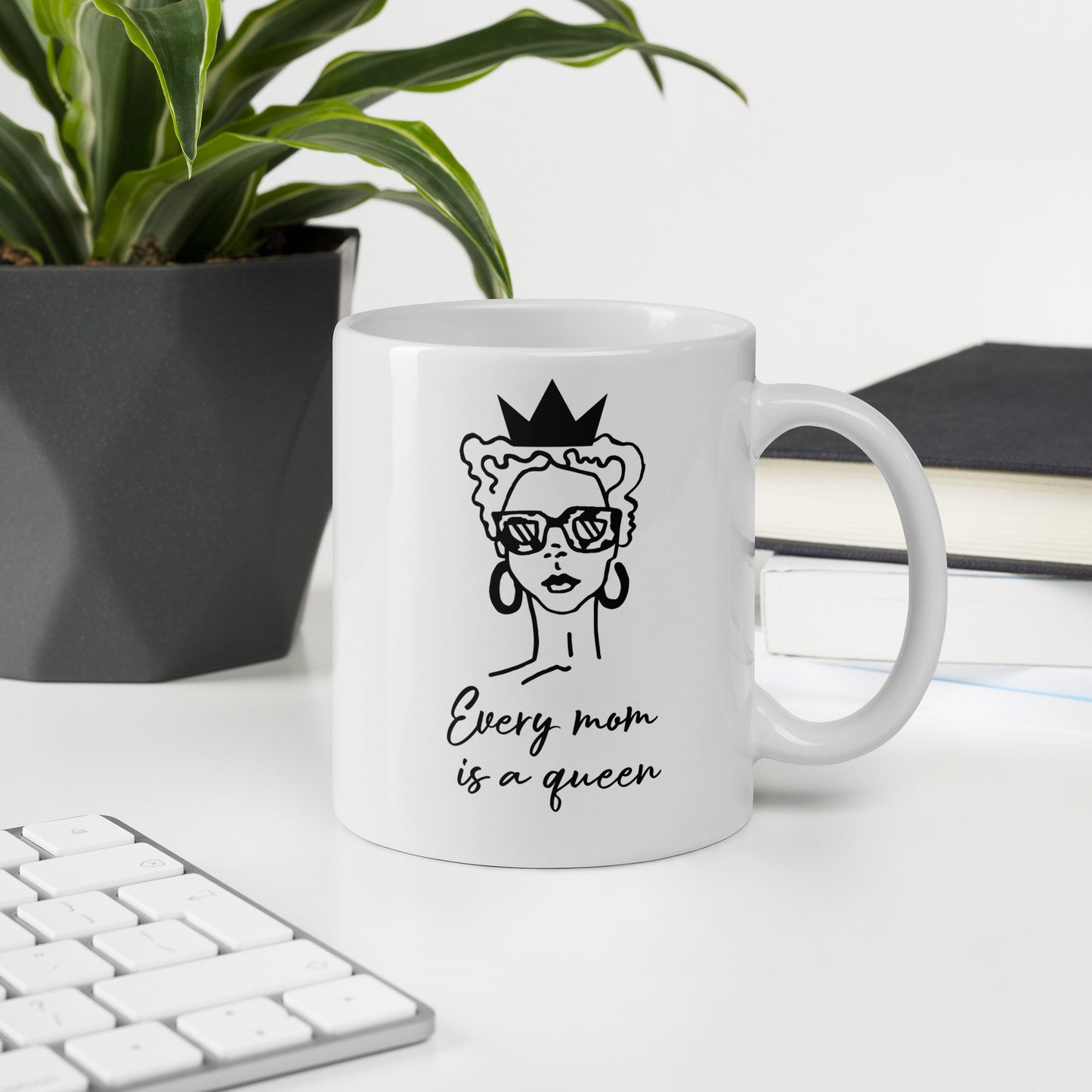 Queen-White glossy mug